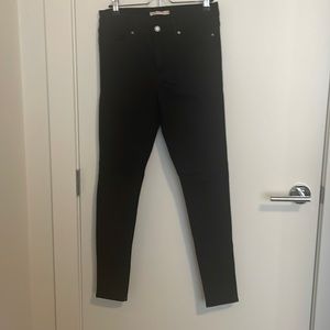 Levi’s 310 super shaping skinny in black size 29x30